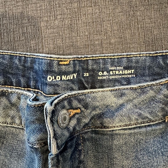 Old Navy high rise straight denim shorts - Picture 2 of 3